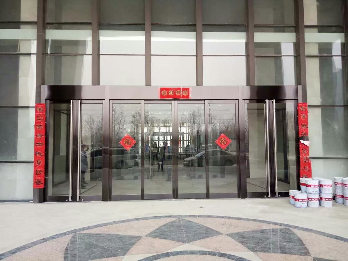 郑州自动门安装现场参考：商业建筑入口双组自动感应门