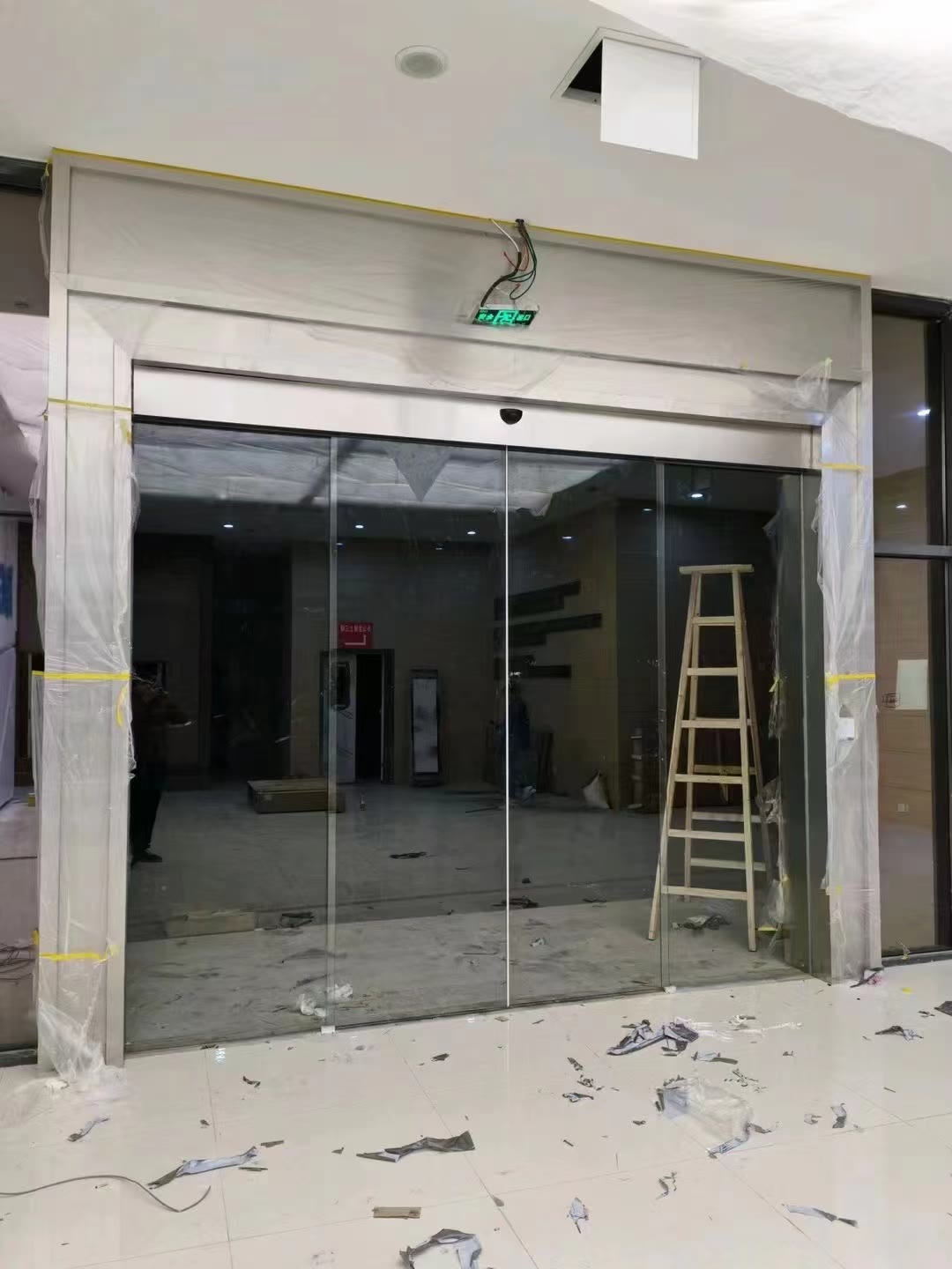郑州自动门安装施工参考：门机、门扇和调试现场