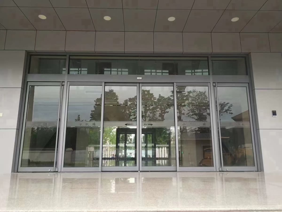 郑州自动门安装资料：公共建筑多扇玻璃自动门参考图